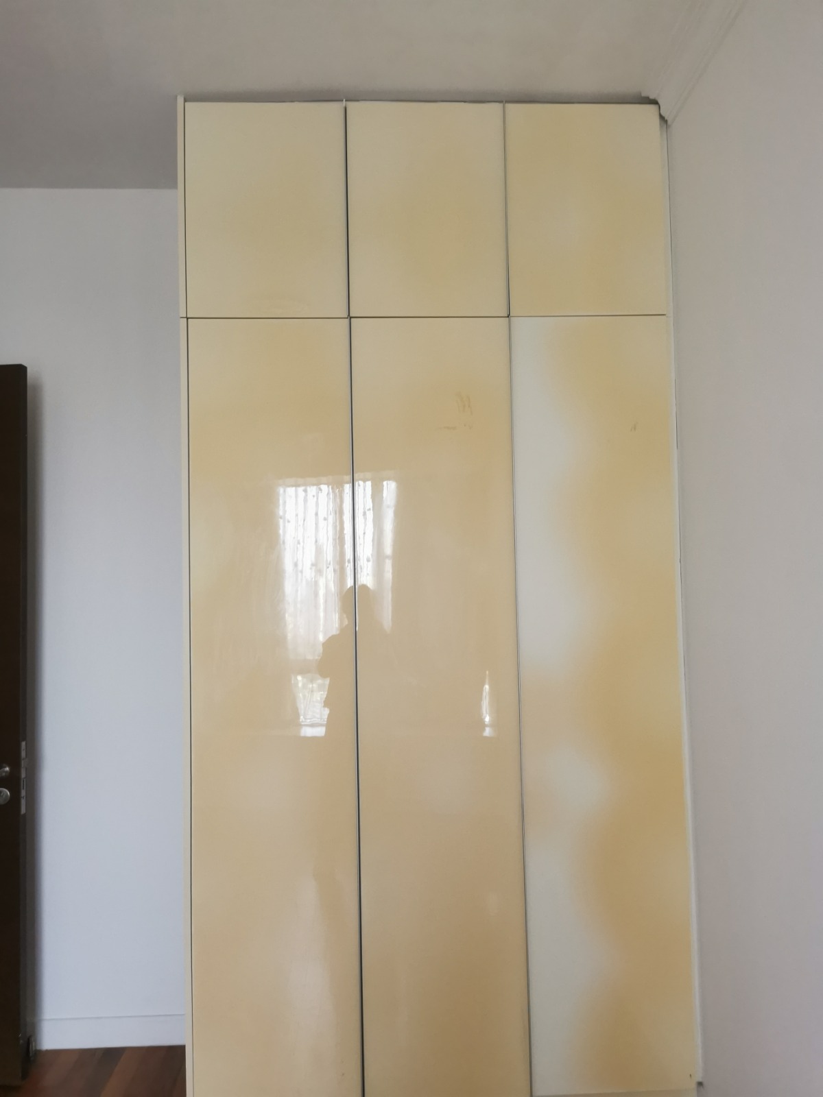 White wardrobe doors showing yellowing before refurbishment